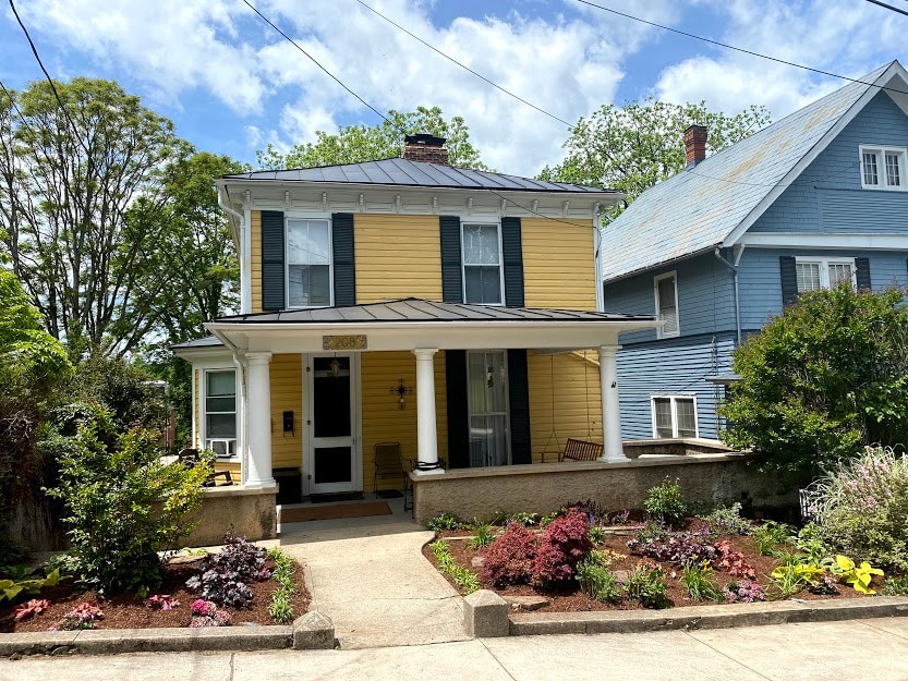 The Little Yellow Hideaway (Apt in Historic Home)