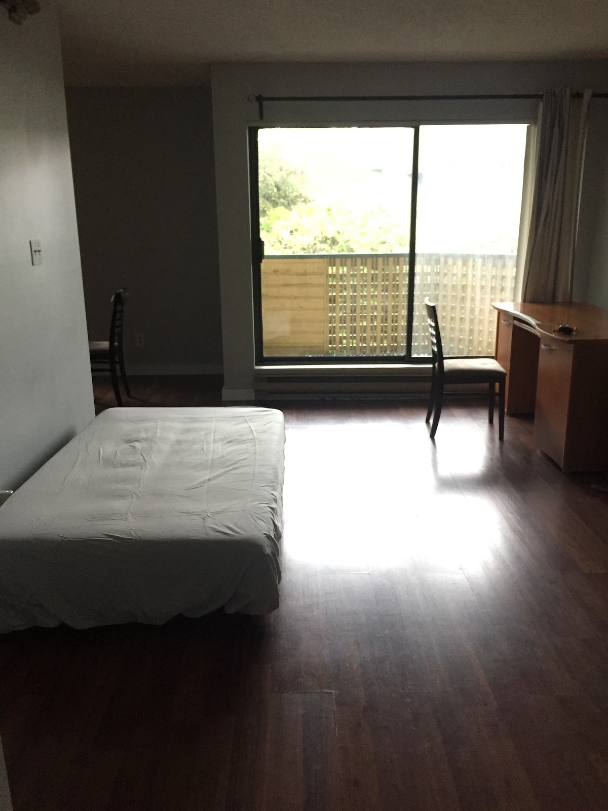 living room with balcony near airport 列治文客厅
