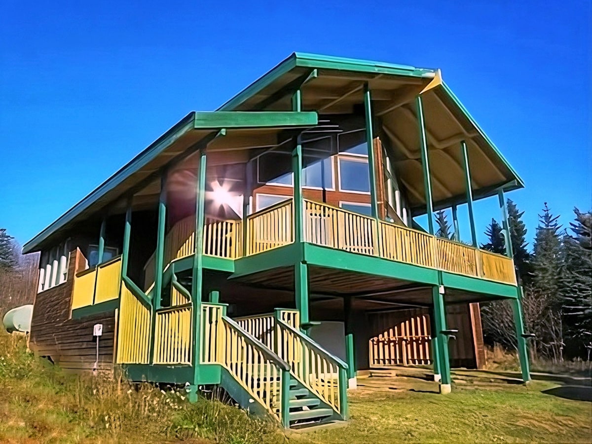 Spacious Lodge with Peekaboo Bay & Mountain Views!