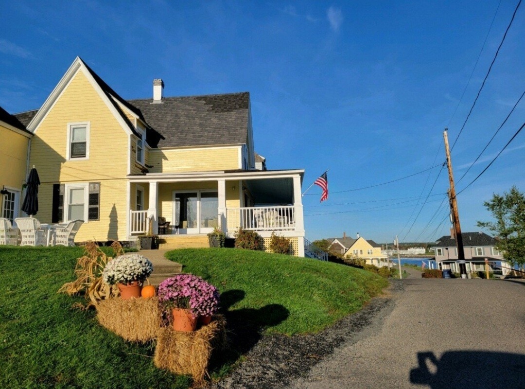 Oceanfront, Classic Maine Cottage