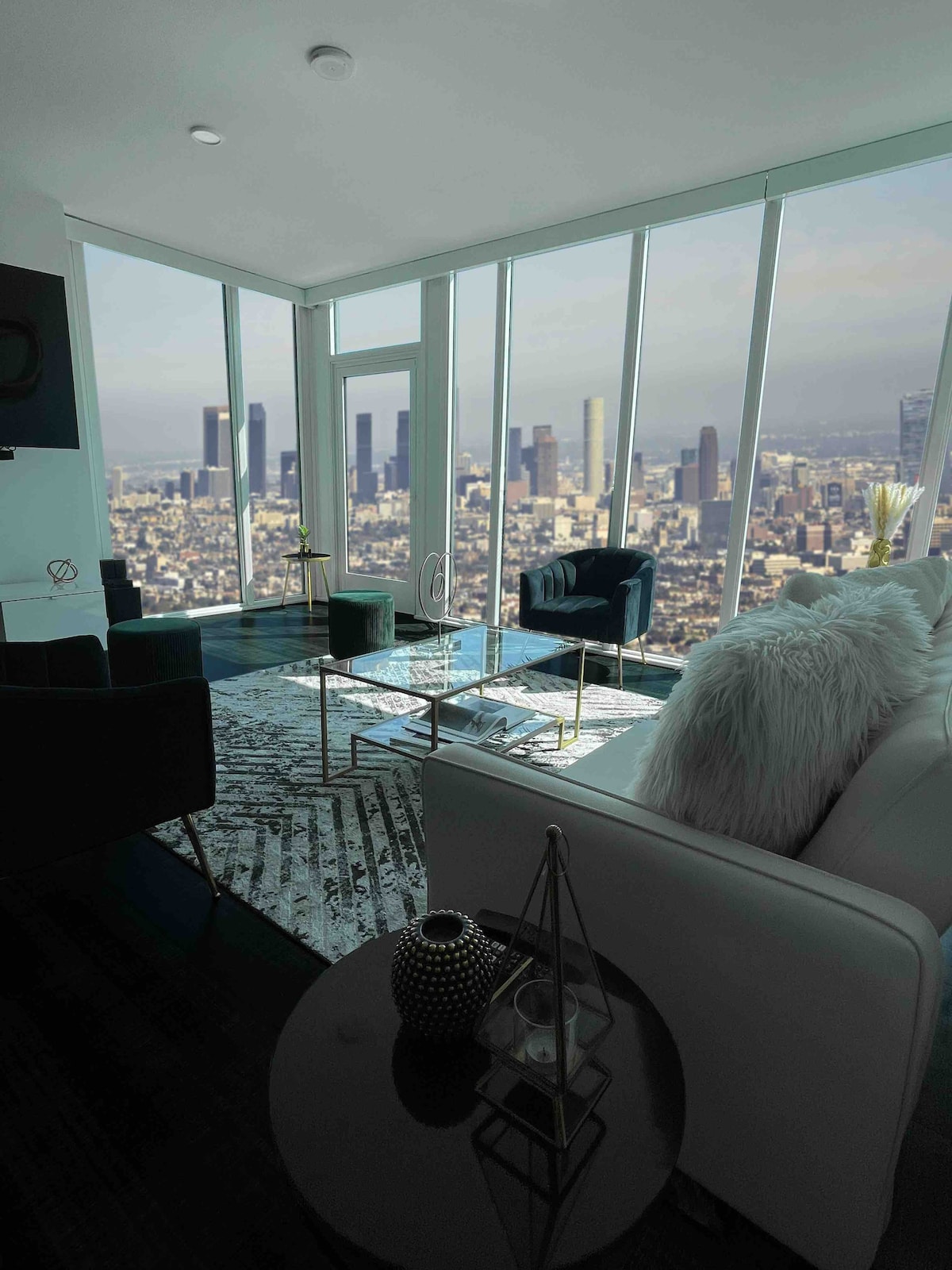LA Ultra Luxury 2BR +额外房间顶层公寓（带景观）