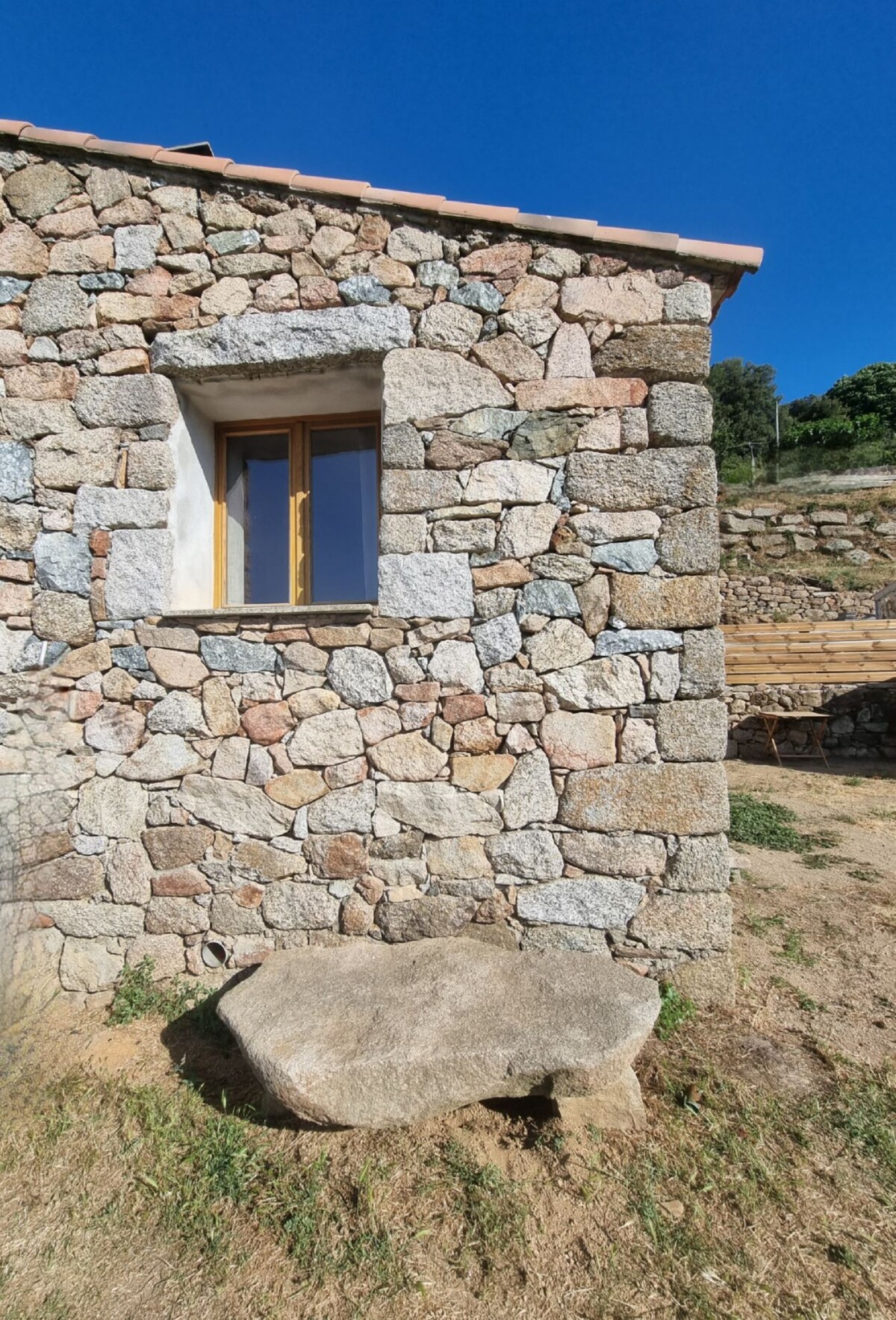 Maison en pierre située entre mer et montagne