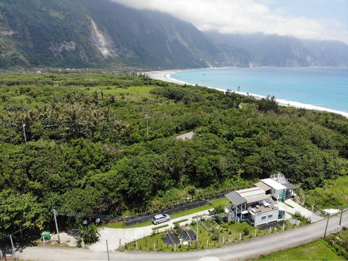 薰衣草雙人房，空間面積14 平方公尺，舒適獨立筒，分離式冷暖氣機，專用衛浴不共用，距離房門3m。