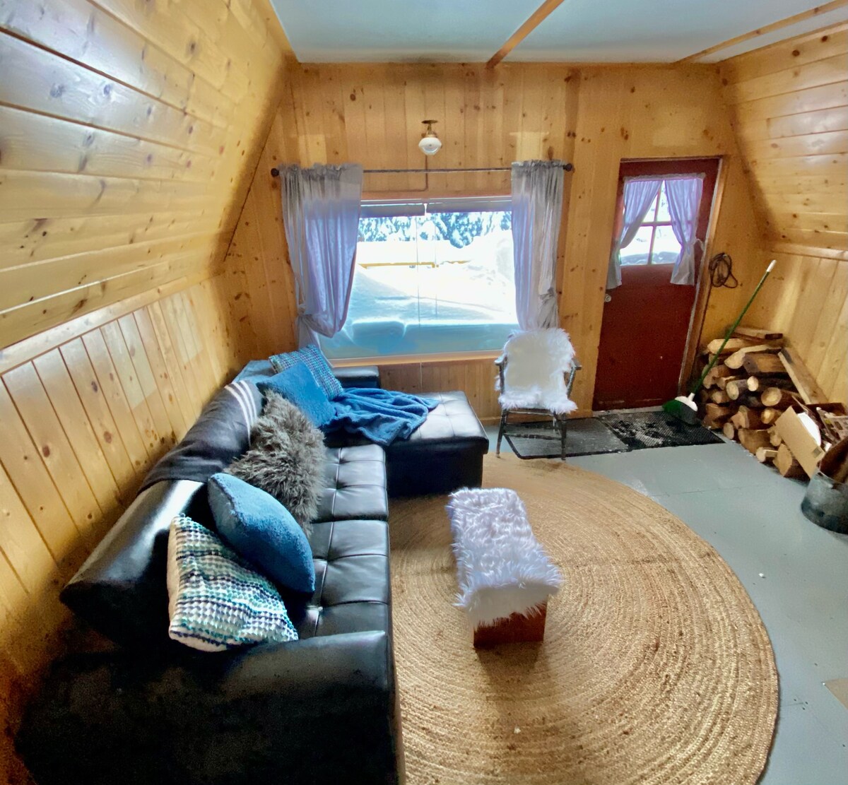 哈德逊湾山上的Chickadee Ski Cabin