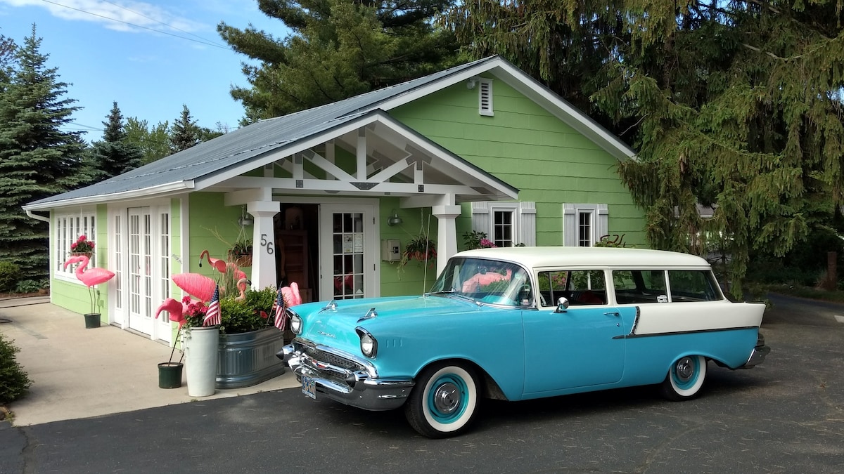 2 Full Beds in Retro Motor Lodge