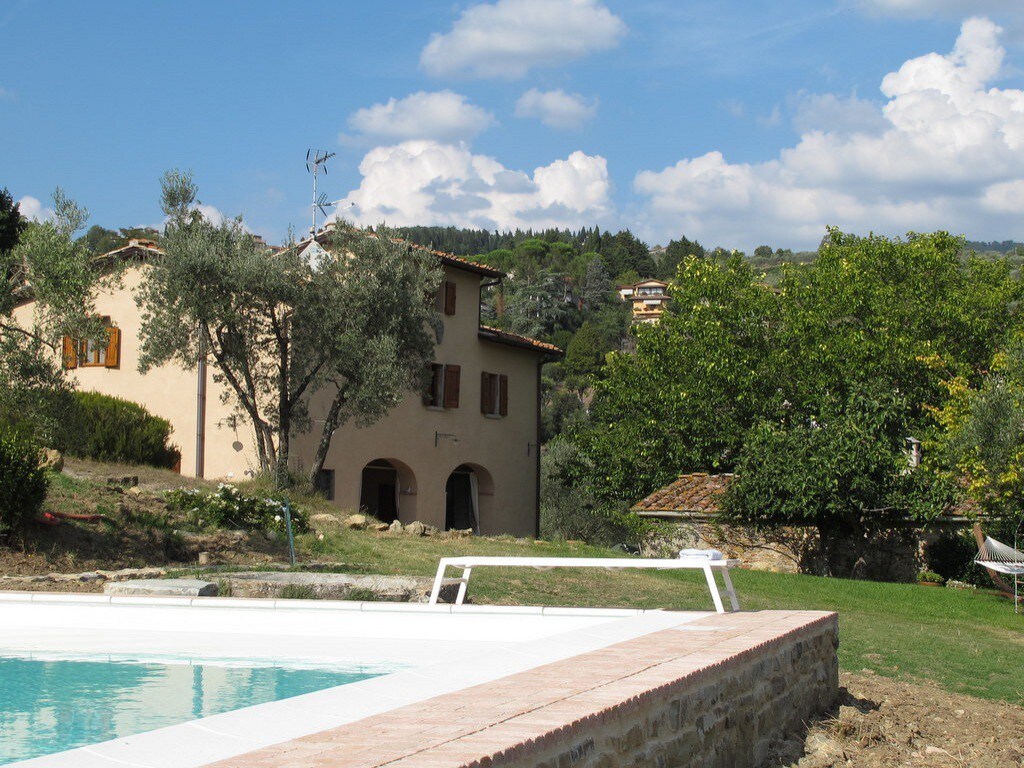 佛罗伦萨山上带泳池的别墅