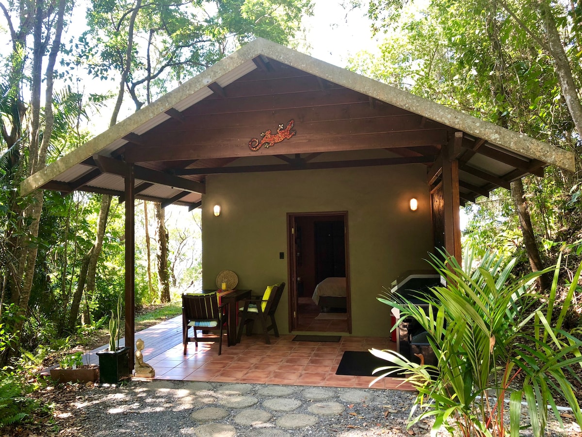 Gunnadoo Holiday Hut with Ocean Views and Jacuzzi