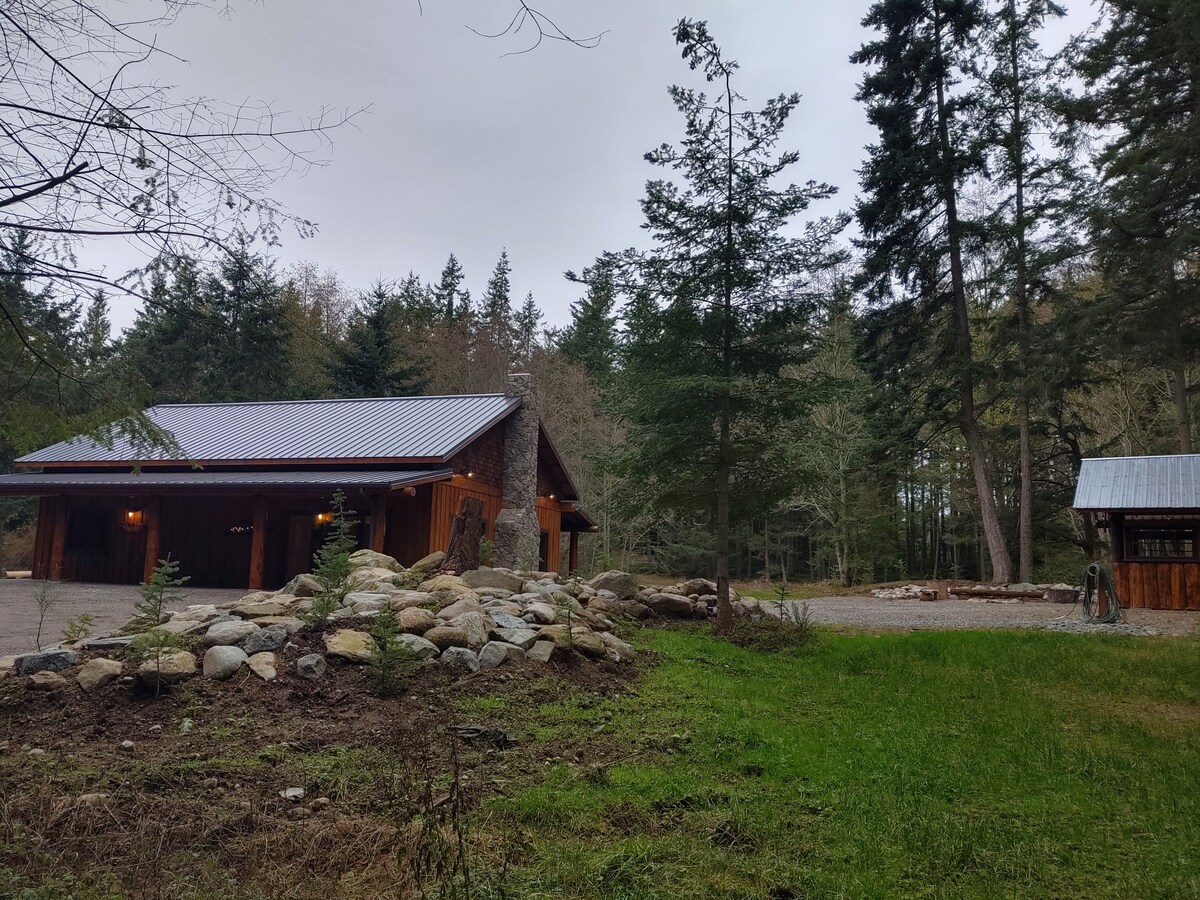 森林中的North Whidbey Lodge。