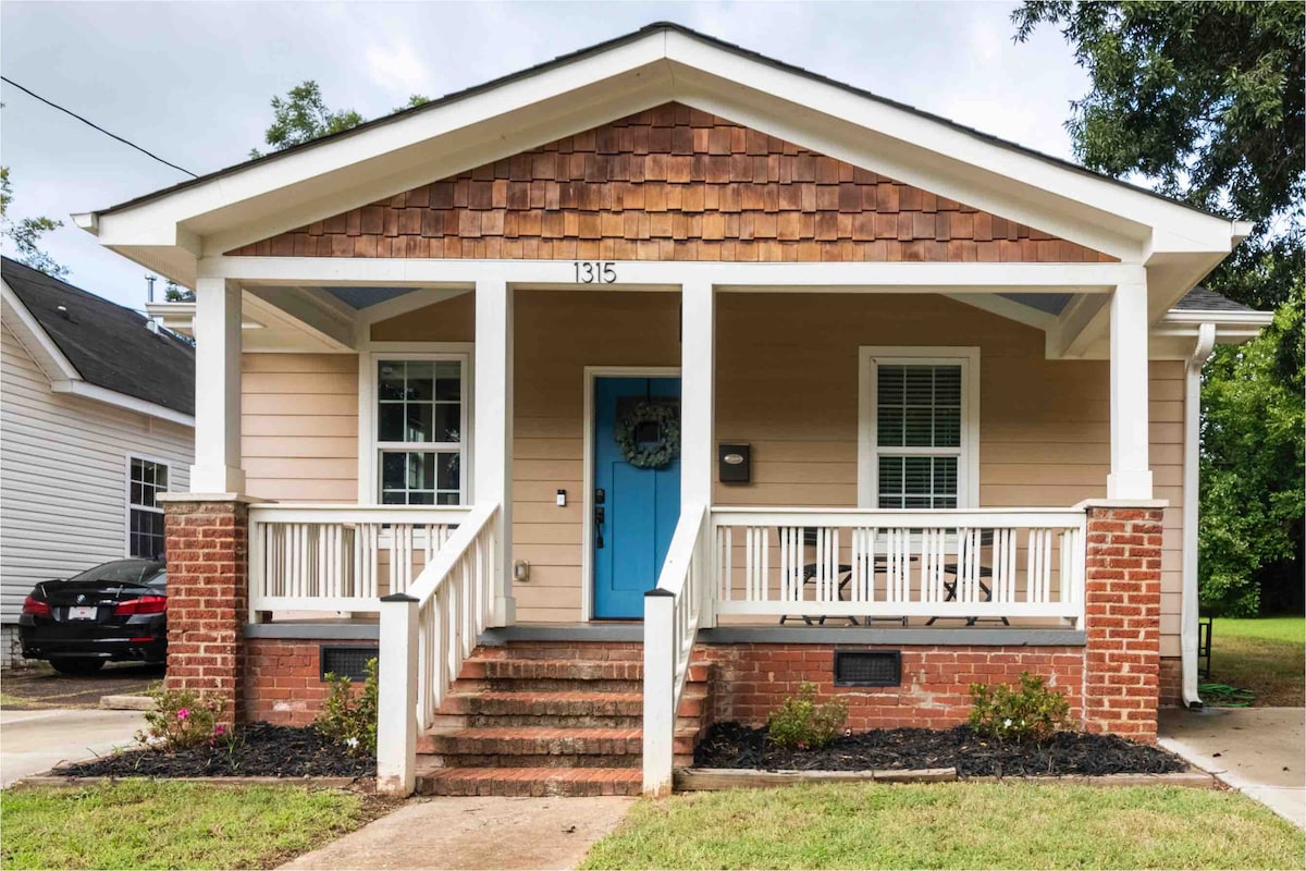 Modern & Charming Bungalow - Large Fenced Yard