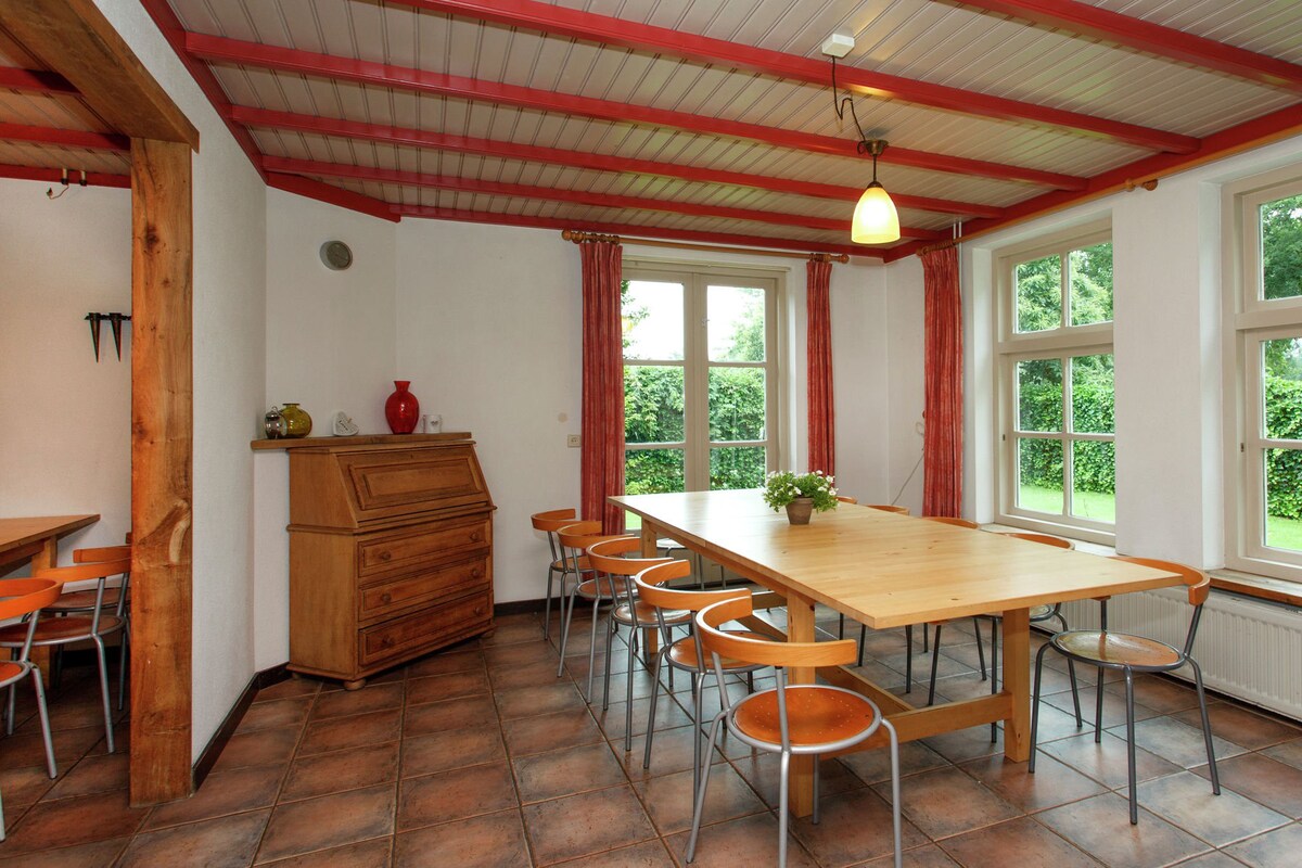 Beautiful Holiday Home in Lage Mierde