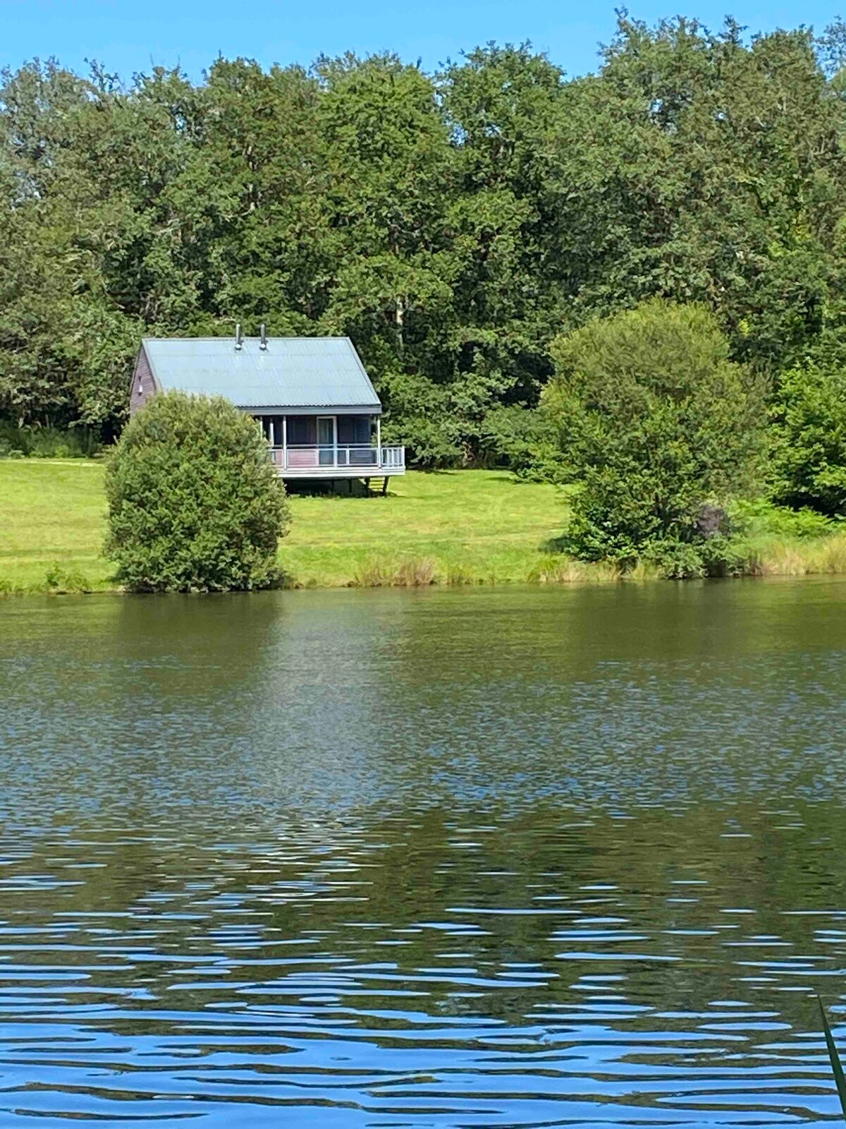 度假木屋与湖景