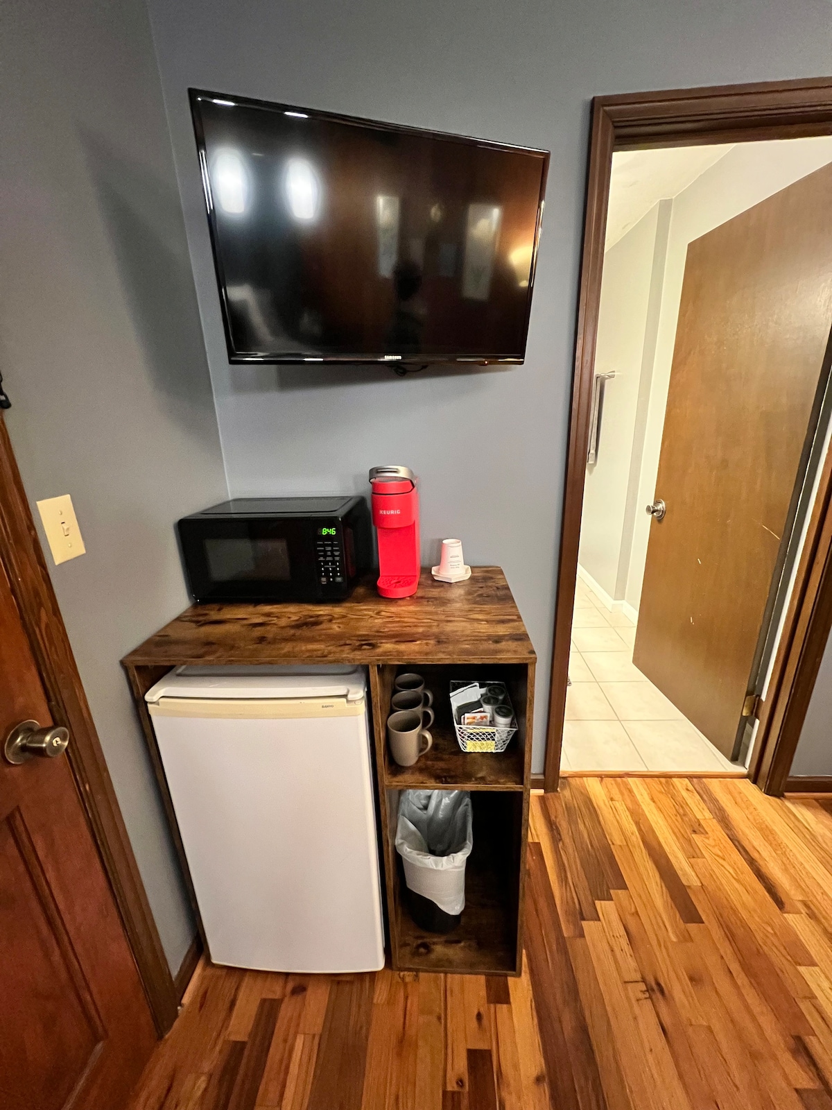 1-bedroom with private entrance and bath -South KC