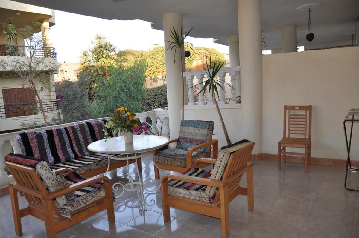 Villa Omar EL Sharif一间卧室Nile景观公寓