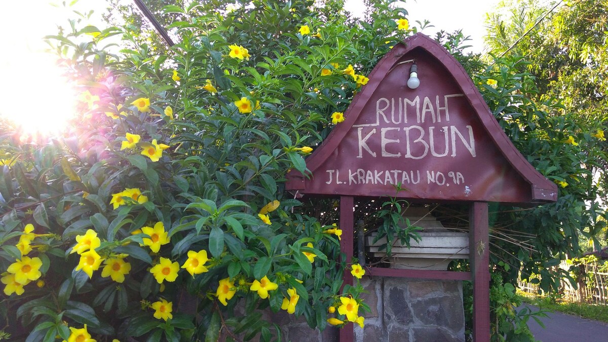 Rumah Kebun ，温馨房源，设有厨房和客厅