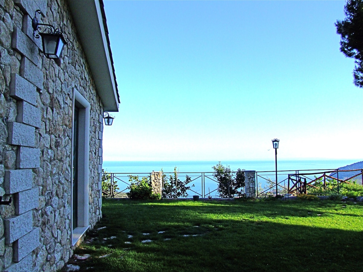 Summer cottage with view and pool