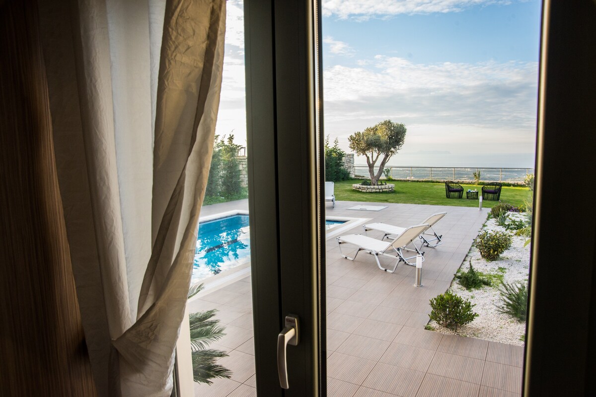 Villa Horizon: Privacy, Scenic Views & Exterior