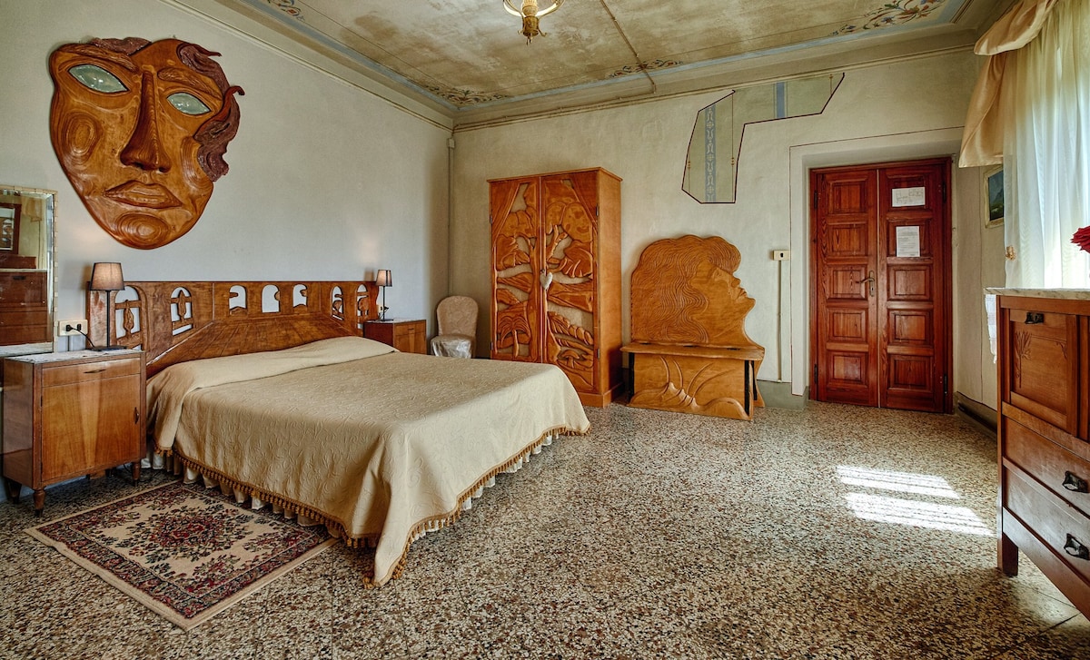房间位于Montepulciano和Cortona附近的塔楼内