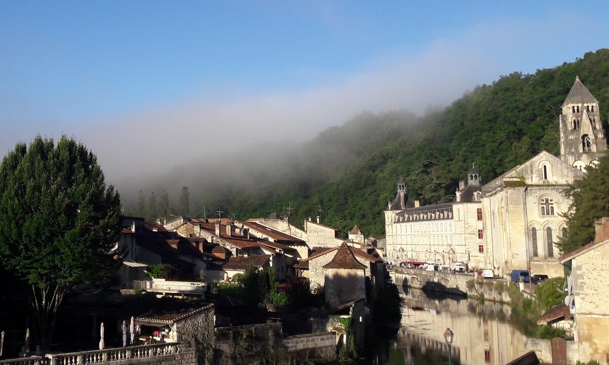 Brantôme Centre House with Garage