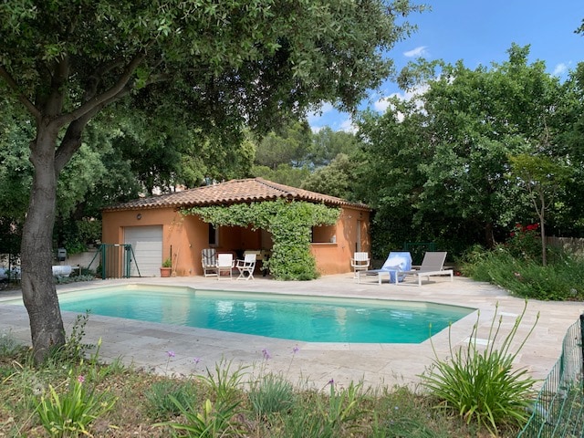 Villa avec piscine au calme proche Aix en Provence