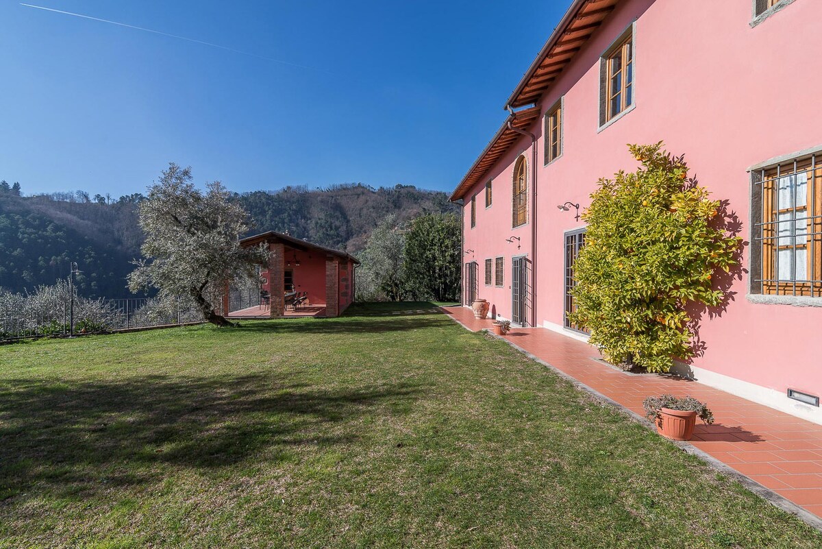 Tuscan villa with annexe, pool & park by Vacavilla
