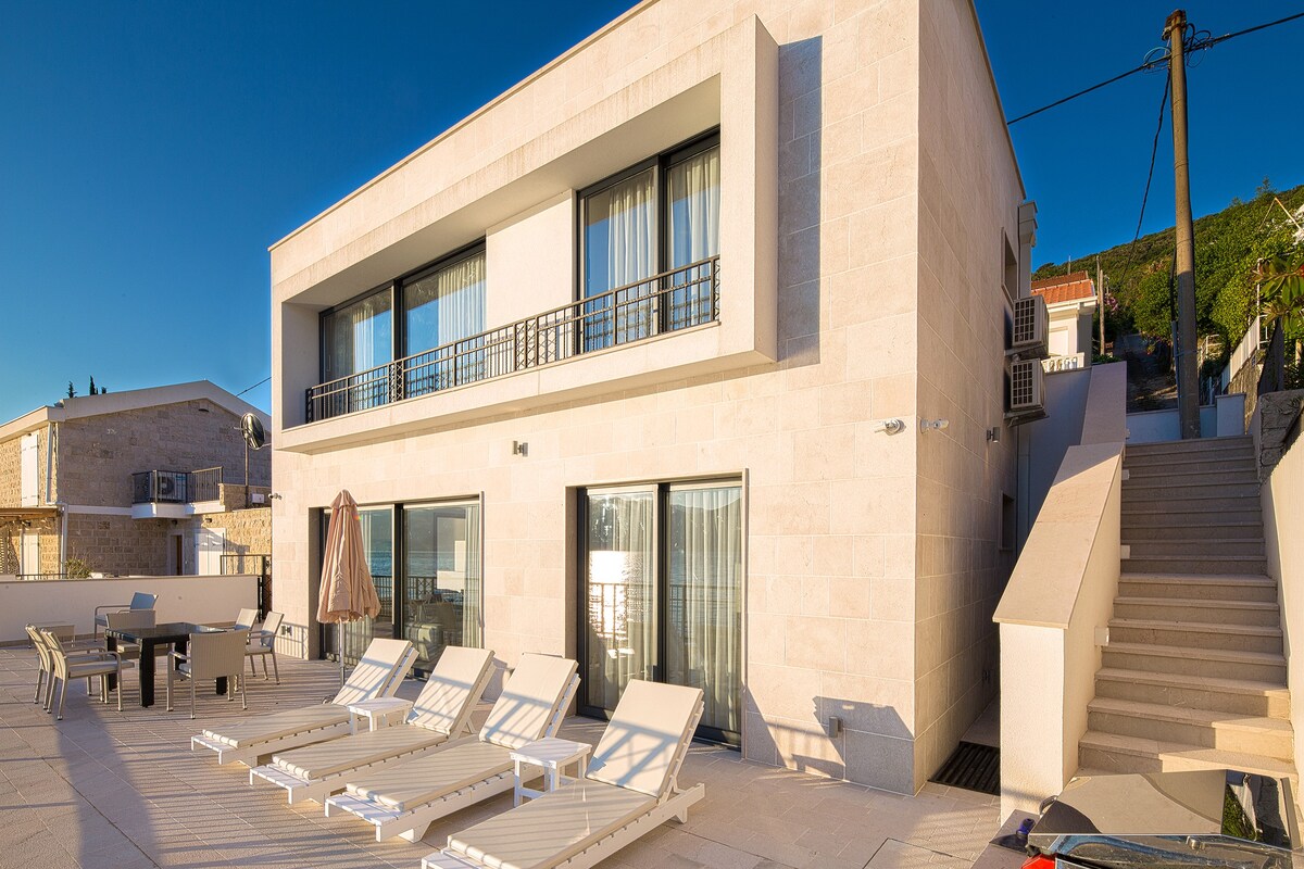 Seafront house with direct sea access and balcony