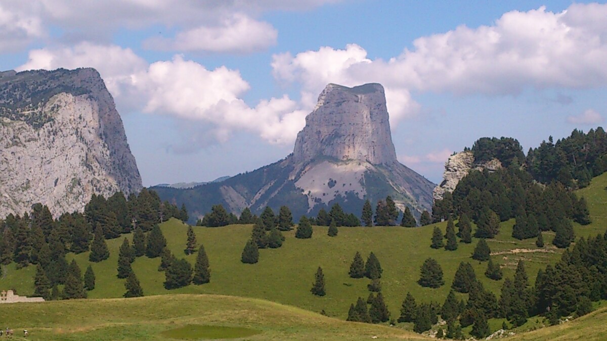 度假屋，法国阿尔卑斯山， 1000米，阳光明媚，全景