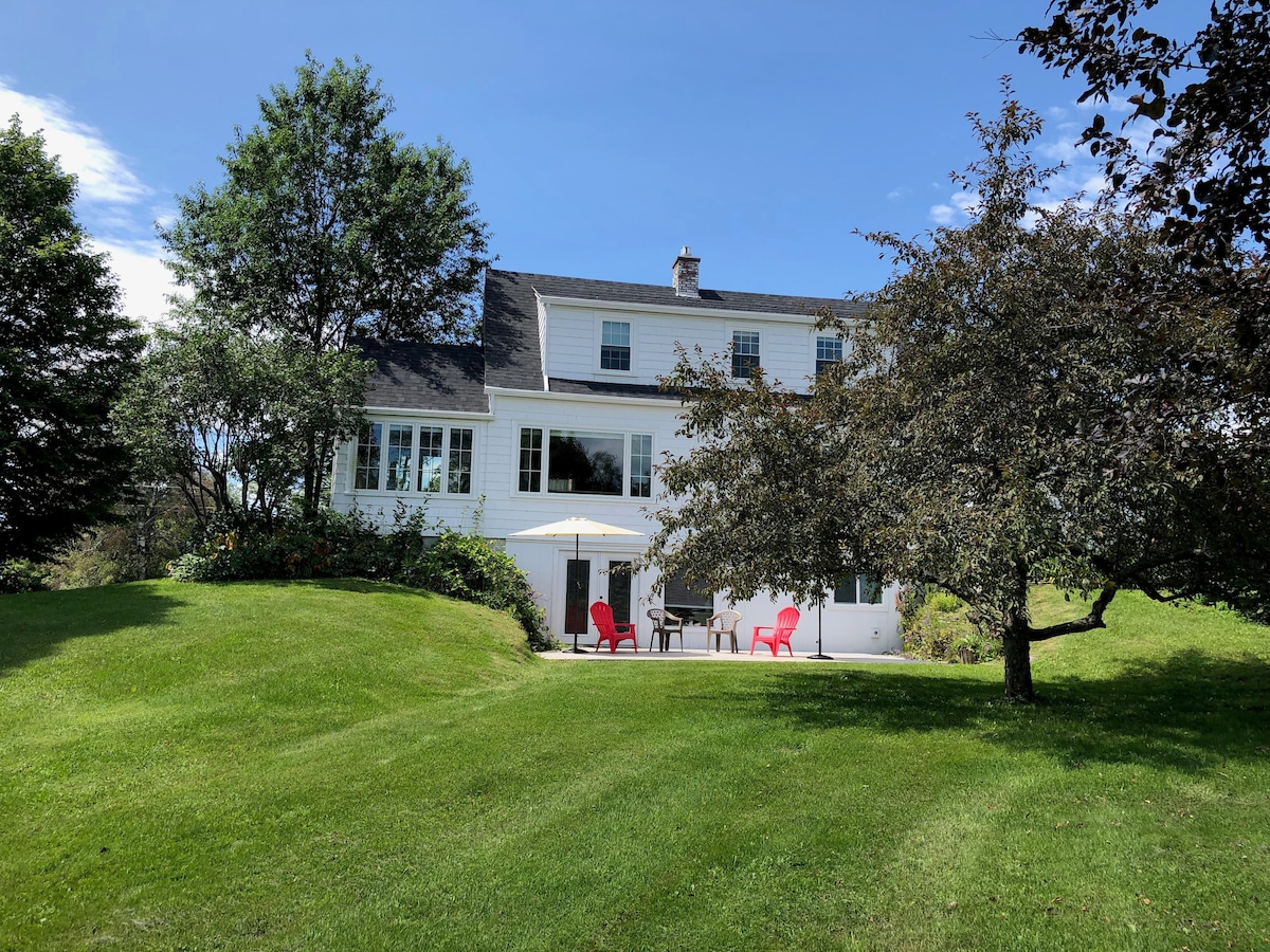 Village House in Iconic Vermont Town