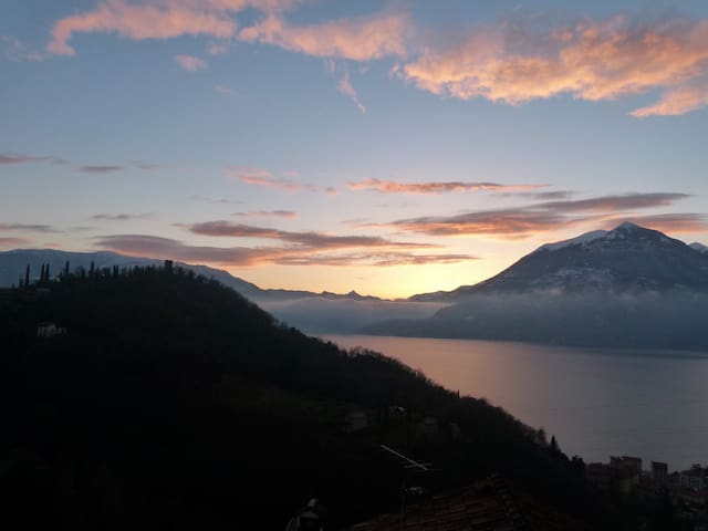 Perledo, Lake Como, Italy的民宿