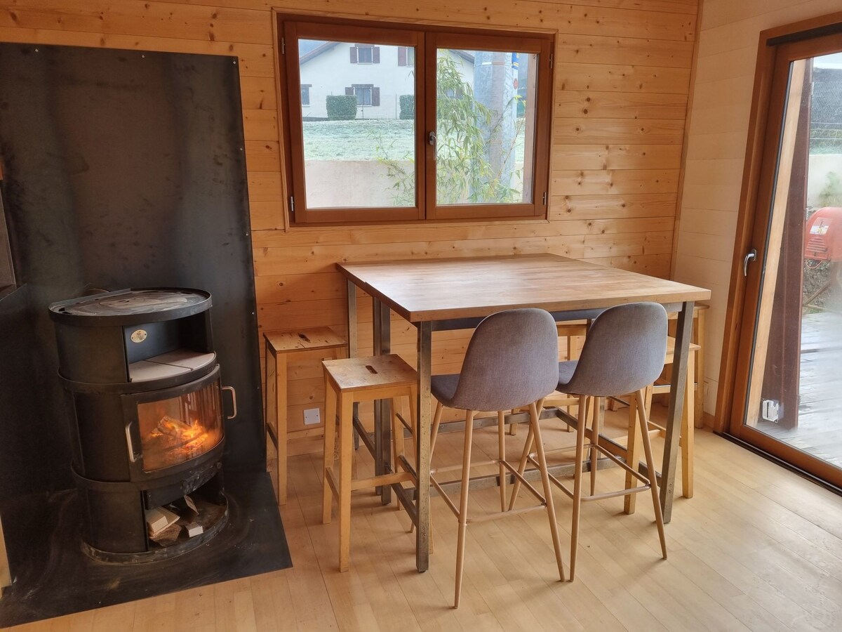 chalet cosy, terrasse et jardin.