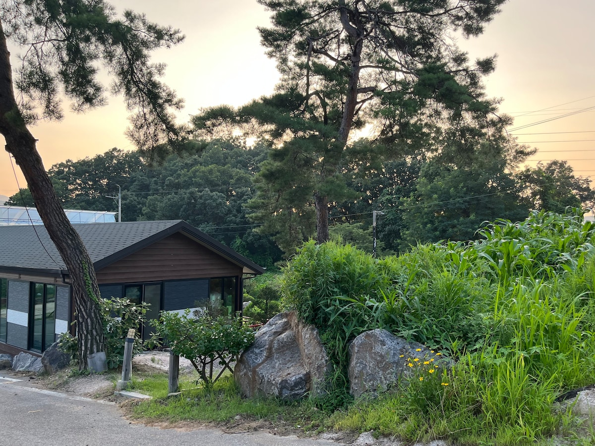 附属建筑、烧烤、花园、附近的迷你谷（ Drni-At-dong ）