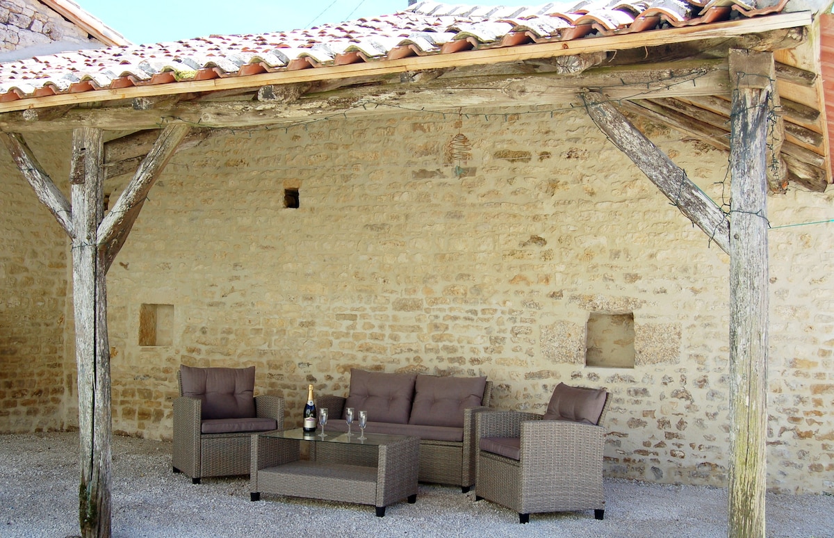 Spacious 4 star One bedroom Gîte with shared Pool