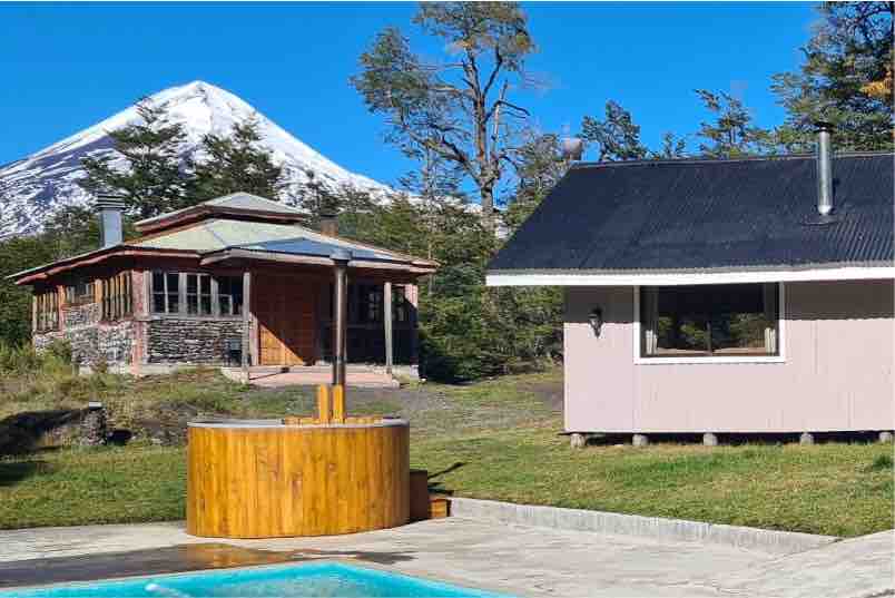 Vista al volcán, con río y tinaja en Conguillío