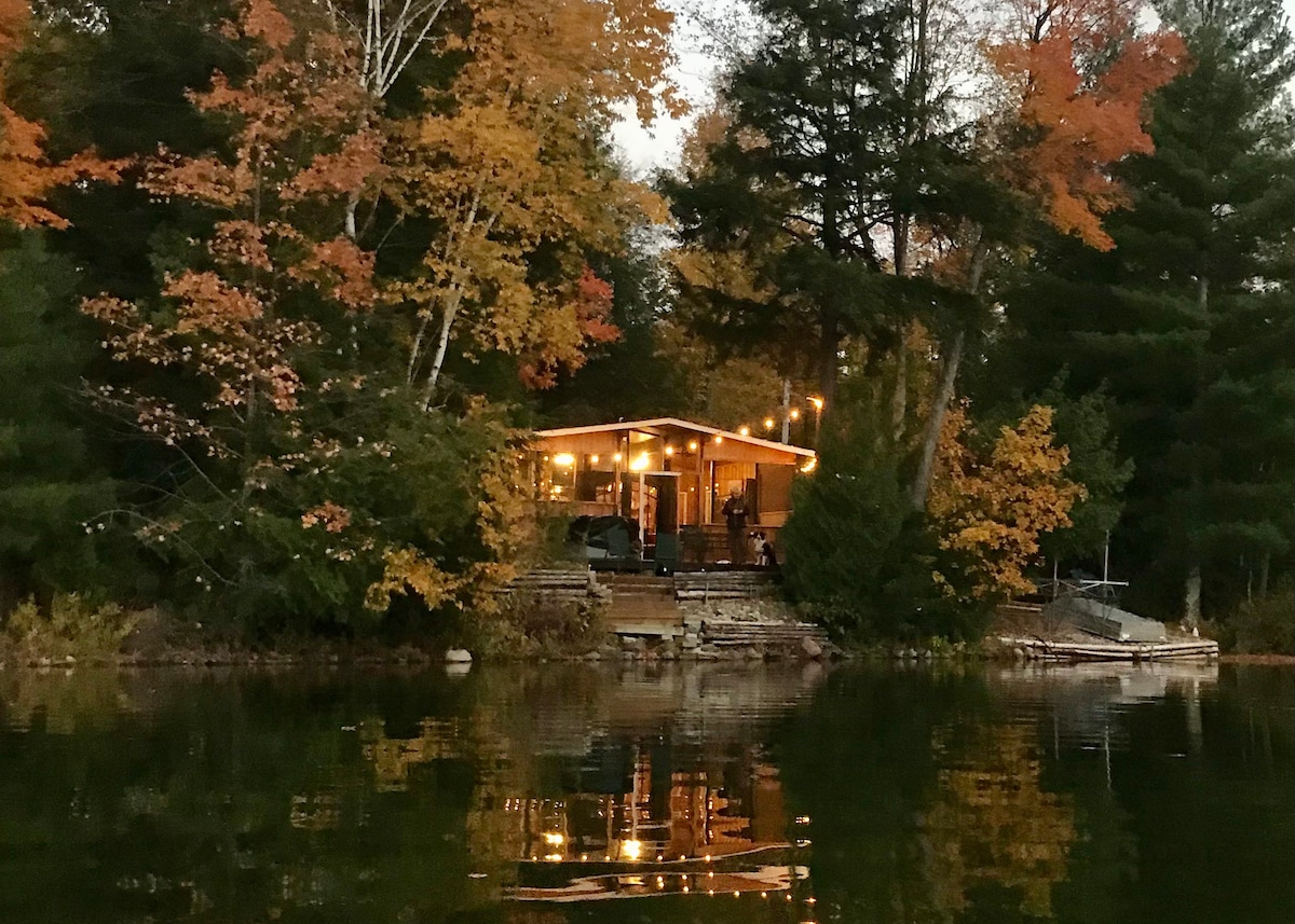 位于奥特湖（ Otter Lake ）的4卧室海滨小屋