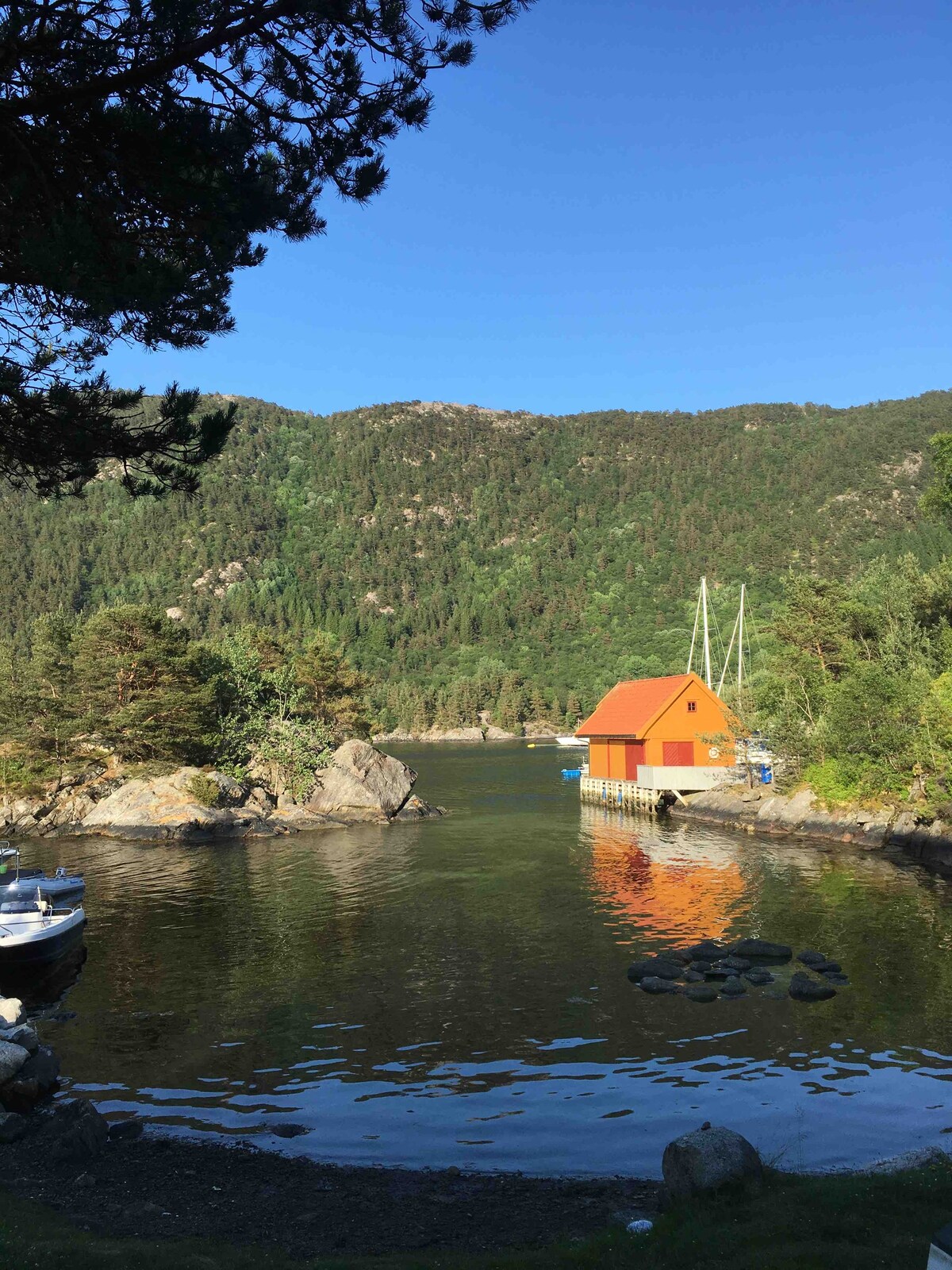 Nydelig hytte ved sjøen i naturskjønne omgivelser