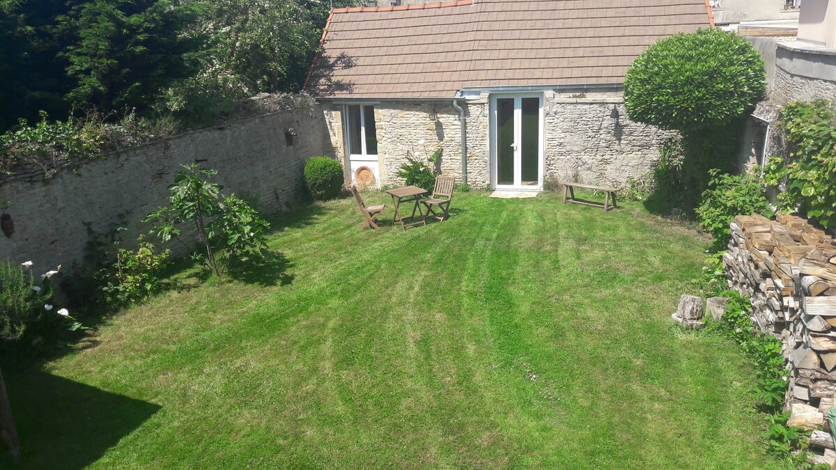 Le Petit Jardin clos de murs et sa Maisonnette