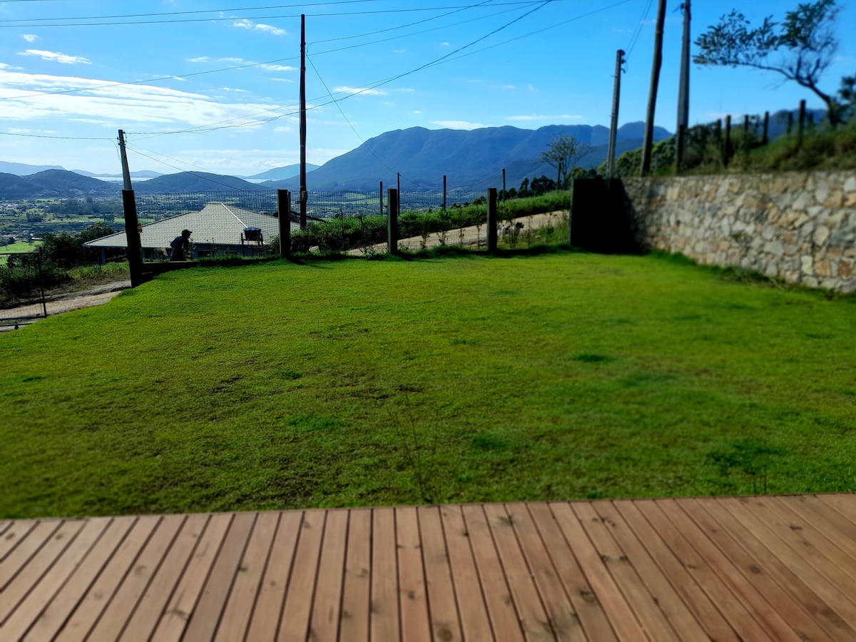 Linda e ampla casa campo c piscina, área gourmert.