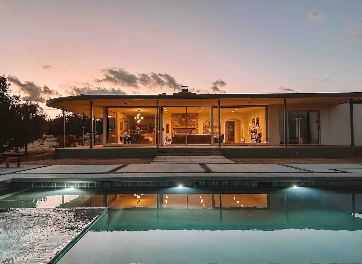 Luxury Villa · Heated Pool & Spa · Looking Glass