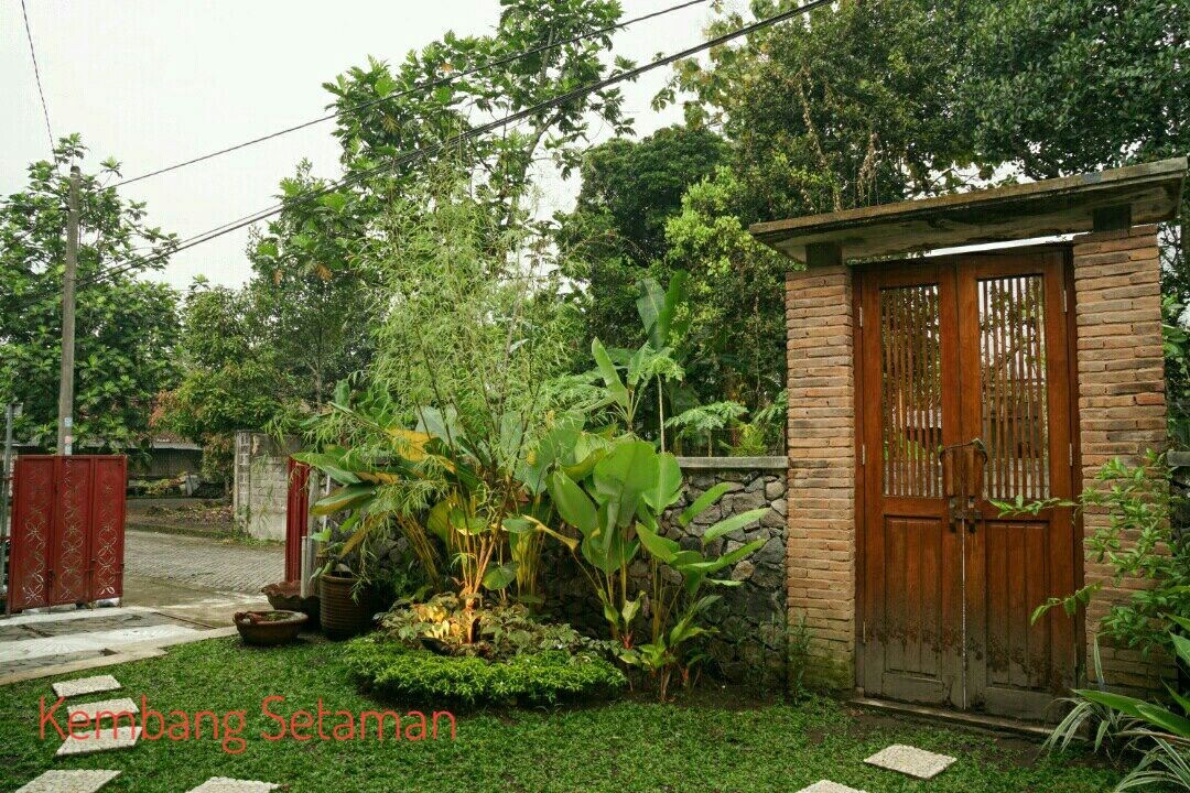 Rumah Kembang Setaman (Wedomartani, Yogyakarta)