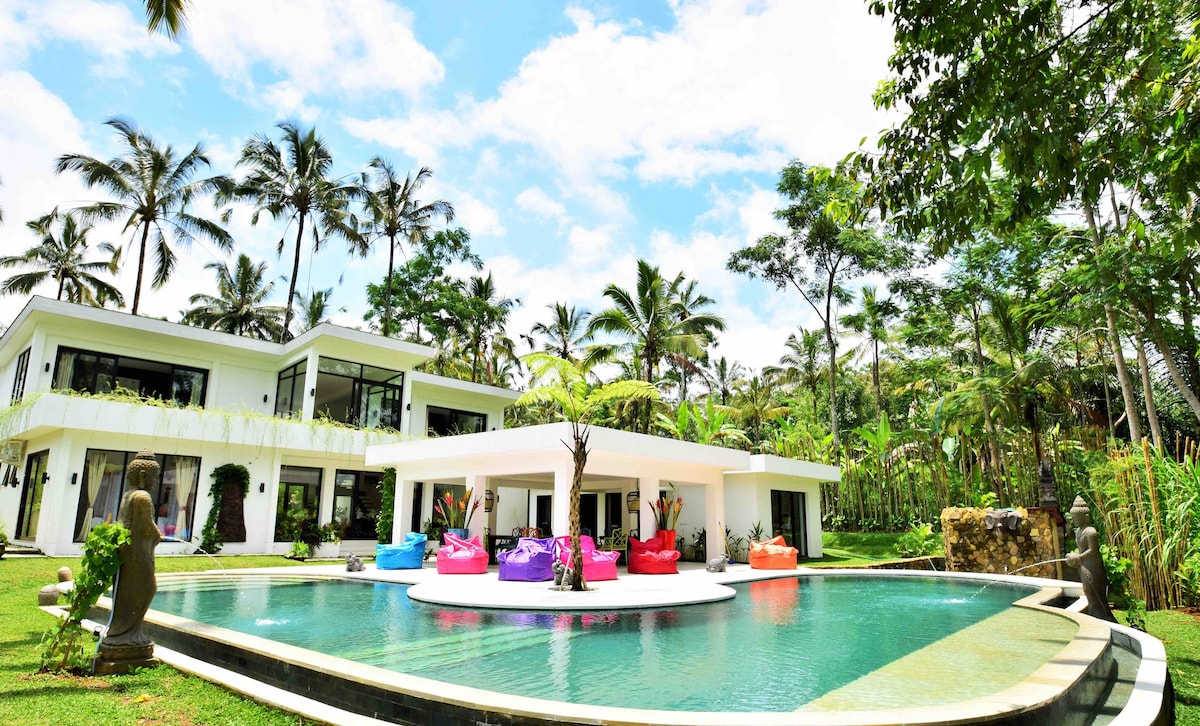在美丽的巴厘岛别墅中享受美好生活，享受泳池
