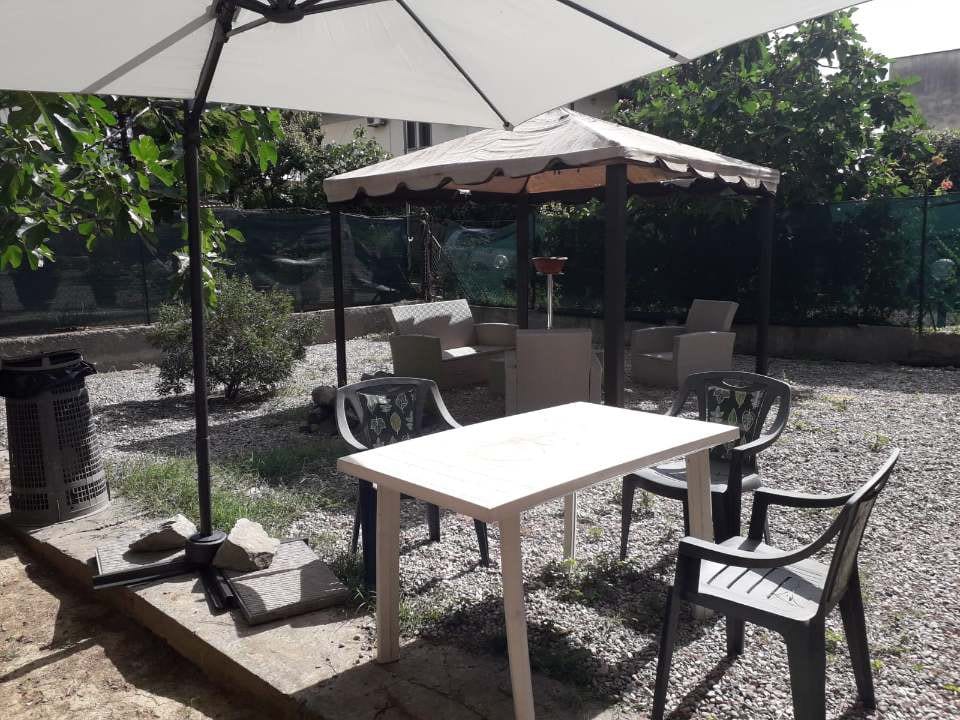 佩雷托拉地区的Osmannoro单间公寓，带花园