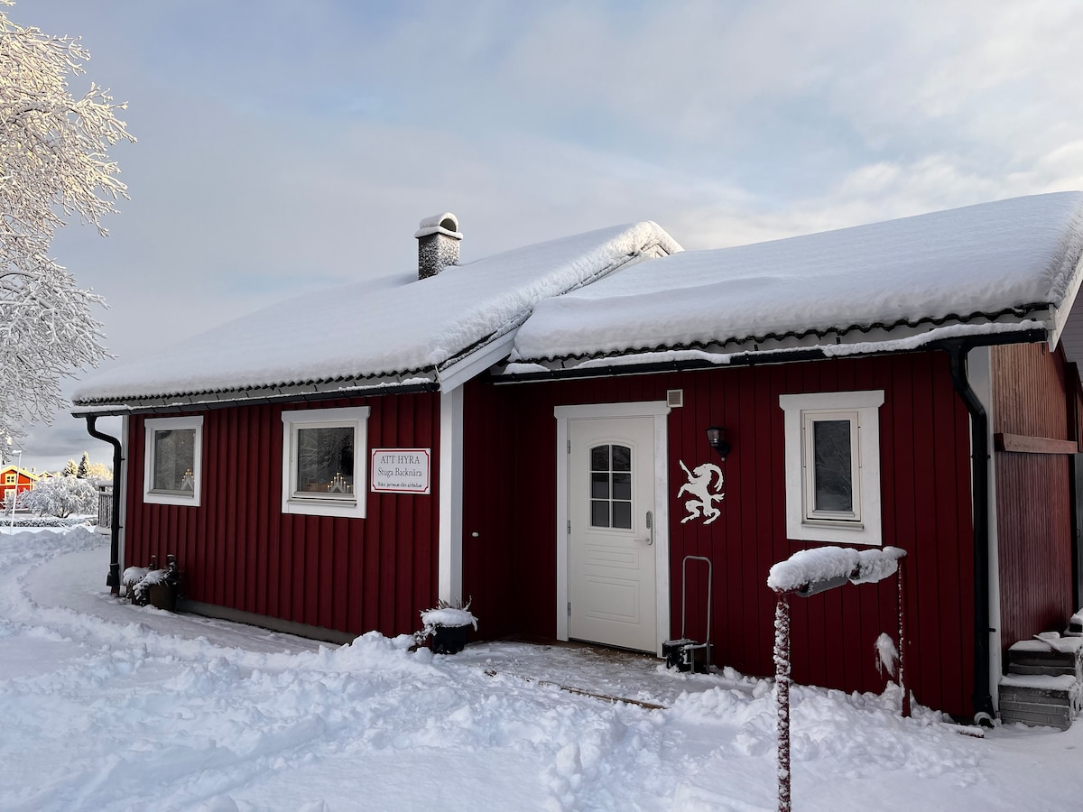 舒适的小屋「Backnära」，毗邻滑雪坡