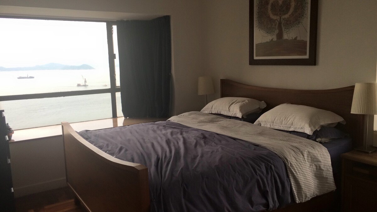 两张双人床卧室，令人惊叹的海景