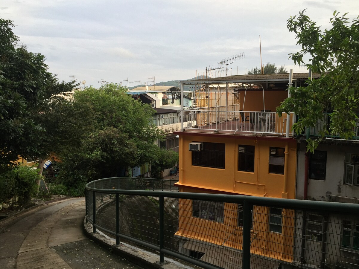 Island Resort-Style small flat with roof