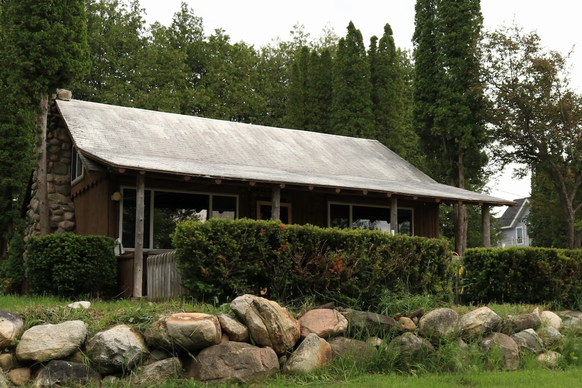 瓦隆湖（ Walloon Lake ）的乡村小木屋