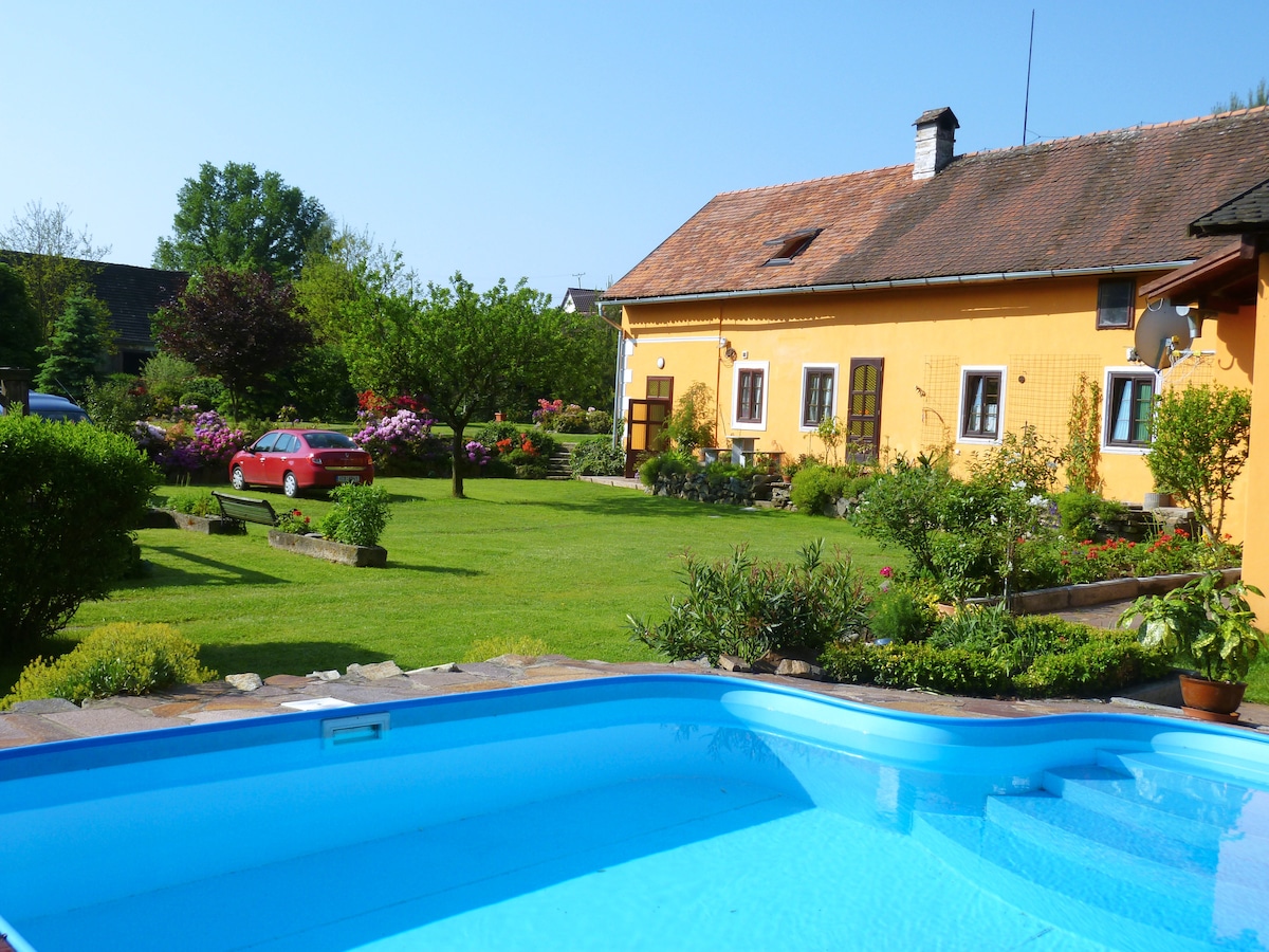 Apartmá  na kozí farmě  v pěkné zahradě u řeky