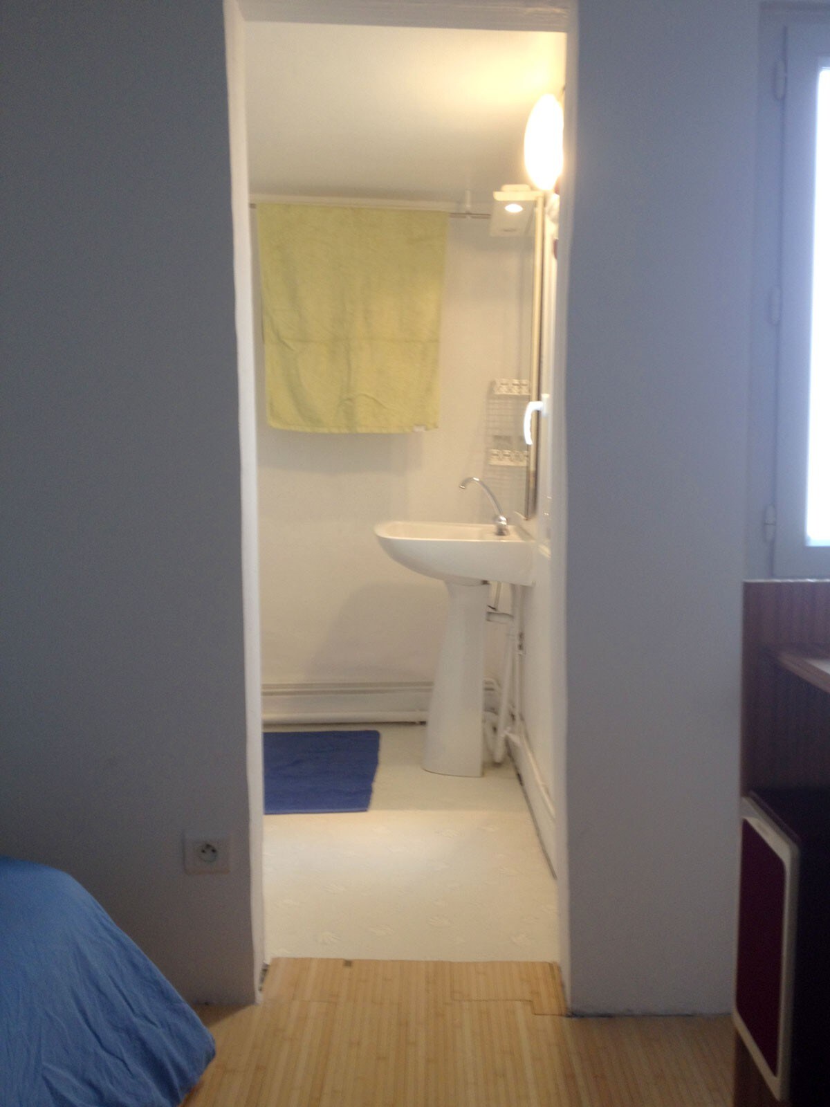 Poitiers市中心带浴室的小房间