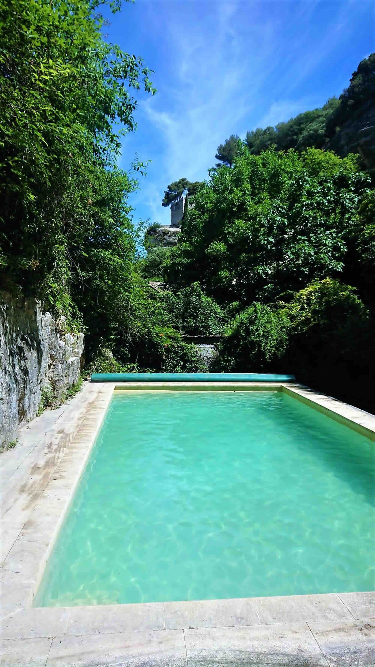 普罗旺斯安静的带泳池石屋