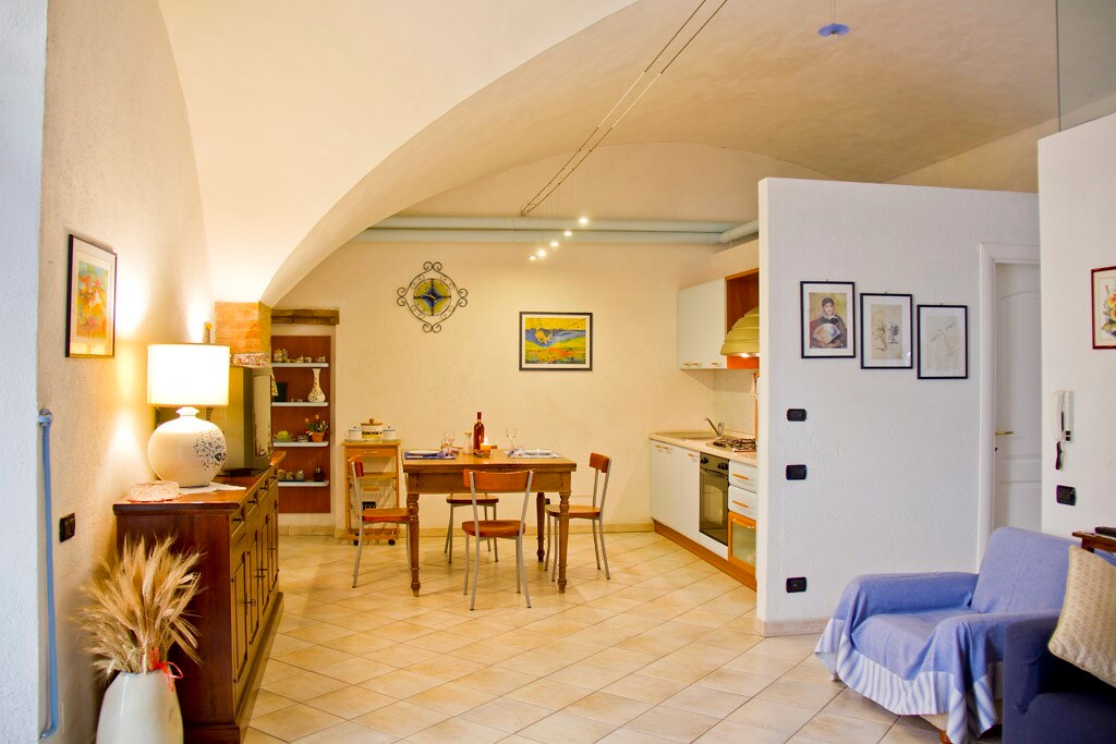 Cosy medieval flat 20m from square
