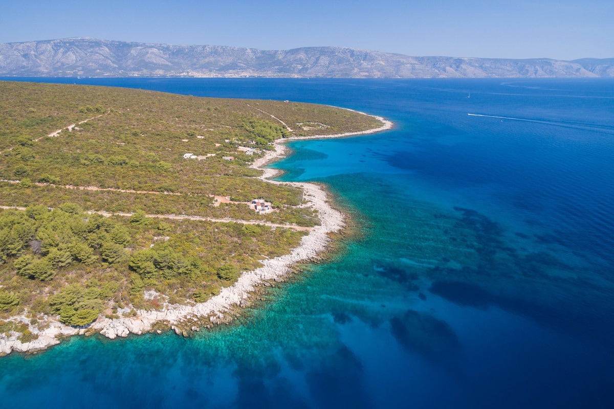 位于赫瓦尔岛（ Hvar ）私人海湾的双卧平房