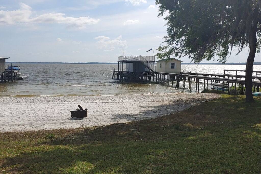 Our cozy cottage on Lake Weir with a private beach